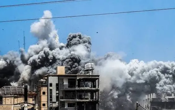 شهيد ومصابون في قصف للاحتلال على دير البلح وسط قطاع غزة